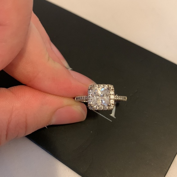 Size 8 ring from Jeulia. - Picture 4 of 4